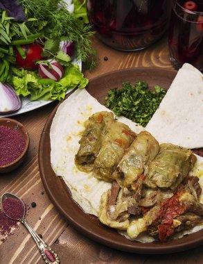 Kelem dolmasi, lahana yaprakları et ve pirinç ile doldurulmuş, lavaş sebze ile sığır güveç ile. 