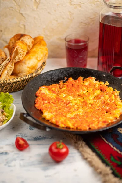 Menemén, omlette de desayuno turco con cebolla y tomates . — Foto de Stock