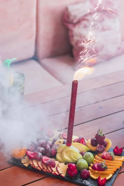 Празднование дня рождения фейерверк свечи установлен внутри экзотических фруктов блюдо . — стоковое фото