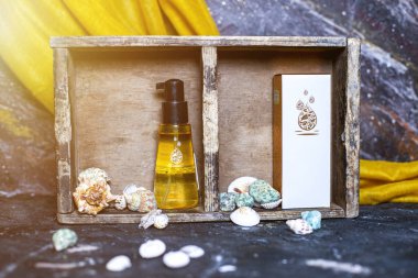 Sarı losyon, karton kutu ile şeffaf bir sprey şişe içinde kozmetik yağ rustik bir kutu içeriden. 