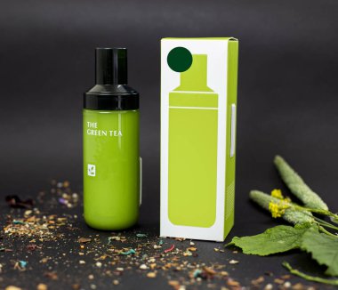 Doğal taze yeşil çay, kutu, Spa konsepti ile plastik şişe kremi bazlı şampuan yaprakları. 