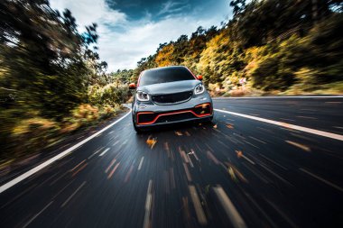 Yolda gri metalik Jeep lüks araba yüksek hızlı sürüş, ön görünüm.