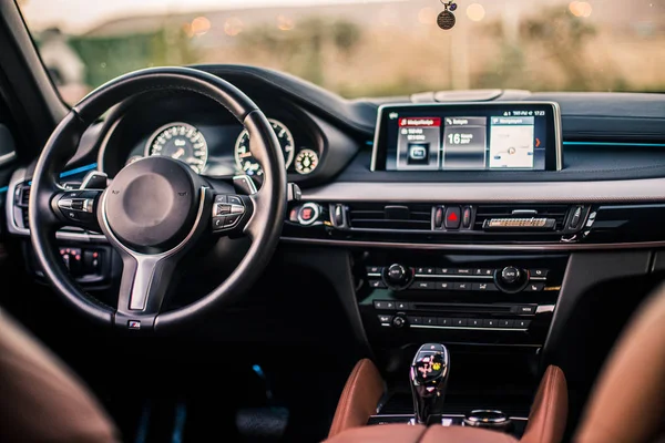 Interior do carro preto, lado da direção, monitor, player de áudio, salão de couro . — Fotografia de Stock