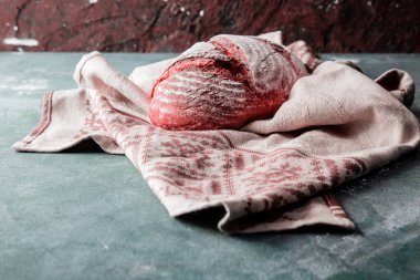 Taş mutfak masası, ön görünüm üzerinde kahverengi rustik havlu üzerinde geleneksel ekmek.