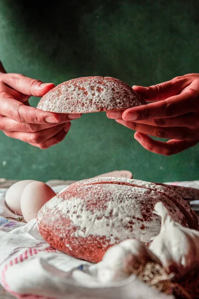 薄片黑面包，男人把一片在手和鸡蛋碗在白毛巾与大蒜. — 图库照片