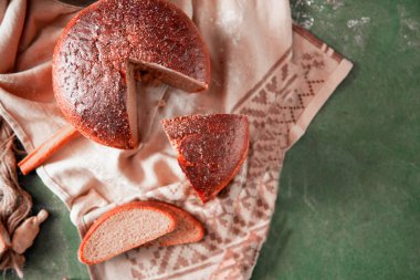 Üzerinde otlar ile Dilimlenmiş yuvarlak geleneksel ekmek, üst görünümü.