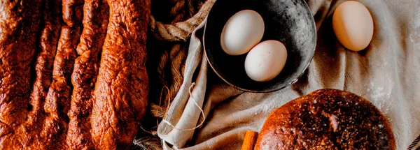 Όλο το σπιτικό υγιές μαύρο ψωμί, τα αυγά σε ένα μπολ, τα ραβδιά κανέλας πάνω στη λευκή πετσέτα. — Φωτογραφία Αρχείου