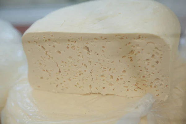 Tradisional keju putih Kaukasia dipotong menjadi setengah — Stok Foto
