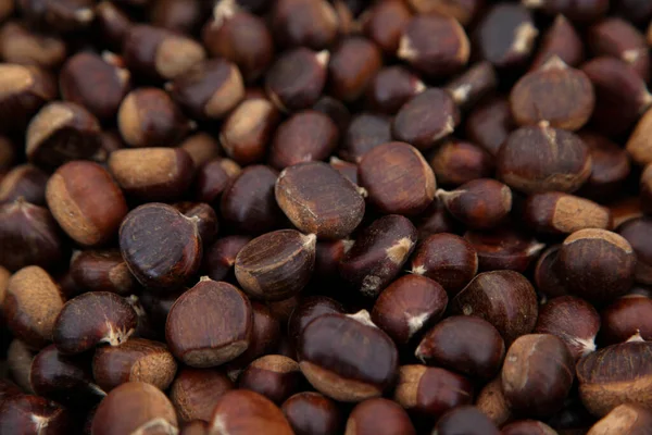 El stock de castañas en el mercado en otoño — Foto de Stock