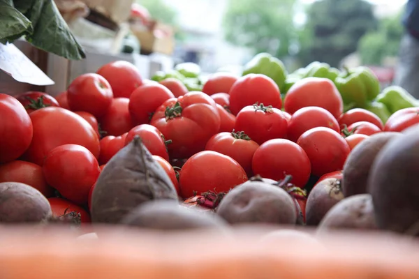 Rote Bete und rote Tomaten auf dem Markt — Stockfoto