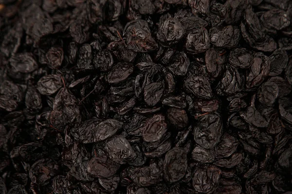 Getrocknete schwarze Trauben in der Brühe — Stockfoto