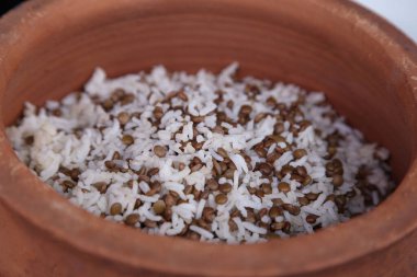 Geleneksel Kafkas pirinç garnitürlü yeşil mercimek