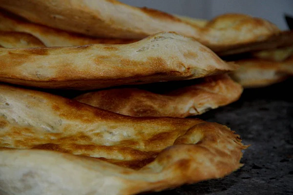 Pães tandir caucasianos tradicionais na mesa — Fotografia de Stock