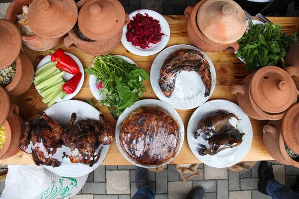 스낵, 야채 샐러드 그리고 식탁 위에 구운 고기, 맨 위 사진 — 스톡 사진