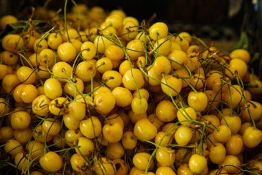 Pazar stoğunda sarı kirazlar
