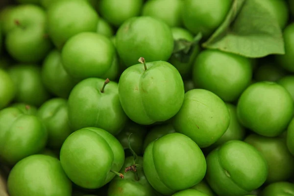 Ciruelas de cereza agria verde en el mercado —  Fotos de Stock