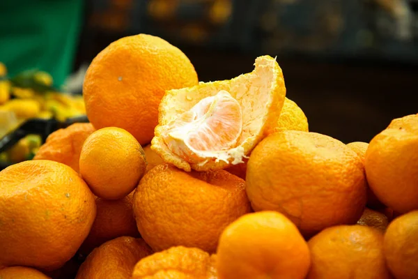 Whole and peeled mandarin oranges