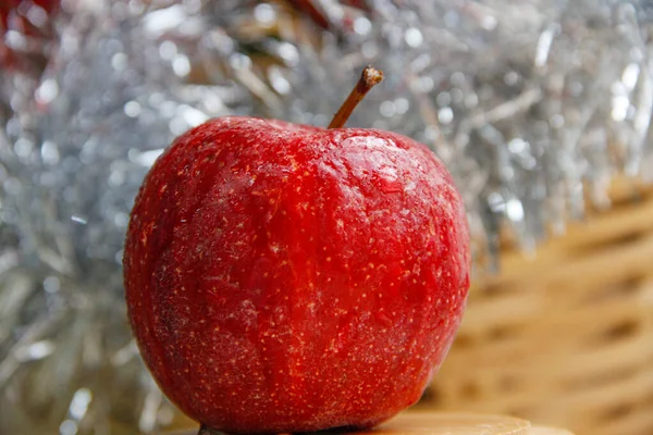 Ein einziger roter Apfel mit Wassertropfen darauf — Stockfoto