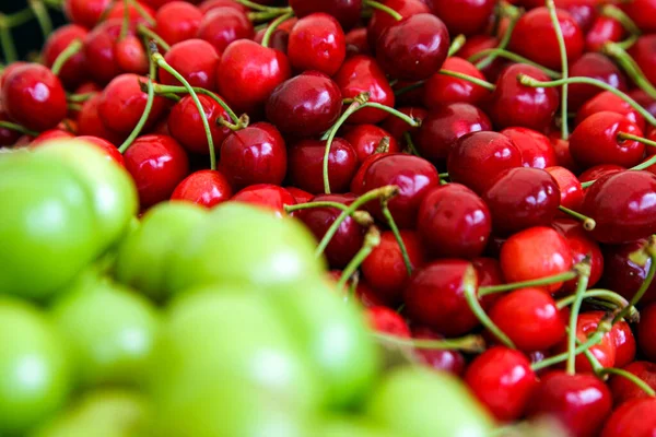 Ciruelas de cereza verde y cerezas rojas — Foto de Stock