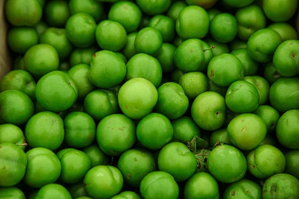 Ciruelas de cereza verde fresca en el caldo —  Fotos de Stock