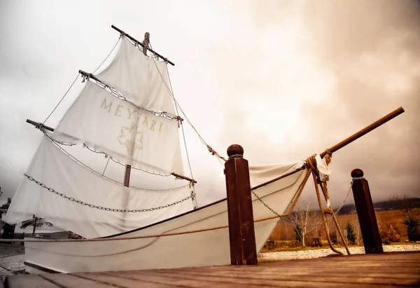 A sailing boat parked at the port — Stock Photo, Image