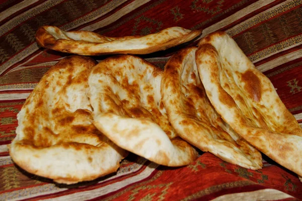 Pão de trigo finamente frito na toalha de mesa étnica — Fotografia de Stock