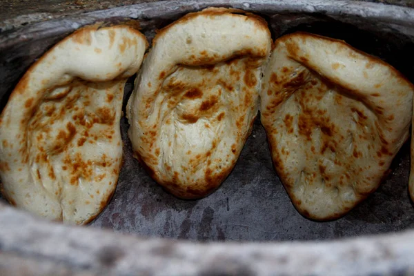 Jemně smažené chleby uvnitř tandirové pánve — Stock fotografie