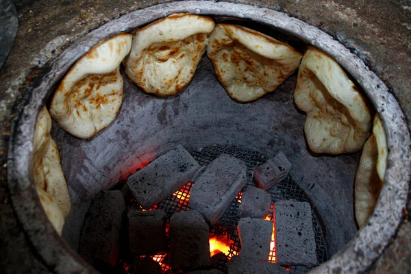 Ψήσιμο ψωμιού σε ταψί με μαύρο άνθρακα και φωτιά — Φωτογραφία Αρχείου