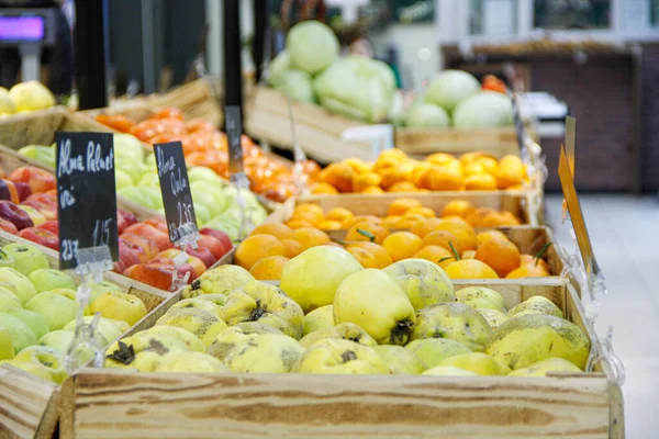 Blandade frukter inne i träbrickor i mataffären — Stockfoto