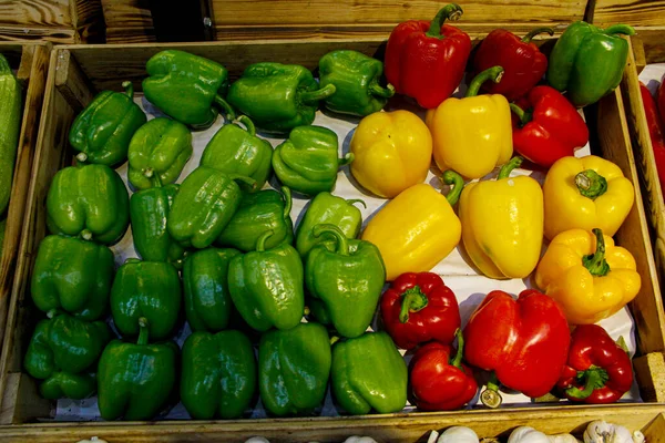 Bunte Paprika in Holzschale — Stockfoto