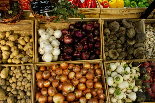 Zwiebeln, Kartoffeln und Rote Beete in Holzschalen — Stockfoto