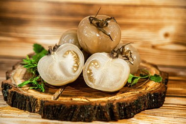 Tahta üzerinde marine edilmiş beyaz domatesler.