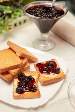 Kahvaltıda çilek reçelli tost.