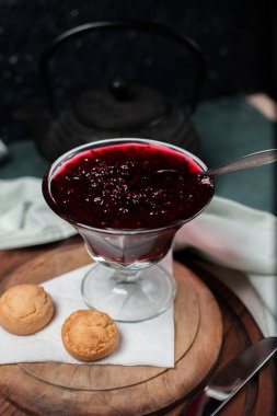 Tereyağlı kurabiye ile kırmızı ahududu ziyafeti