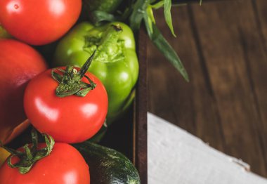 Yeşil dolmalık biberli yarım domates.