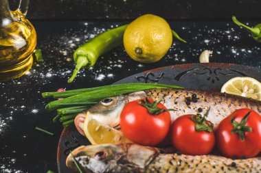 Çiğ balık eti, yeşil biber, limon ve domates.