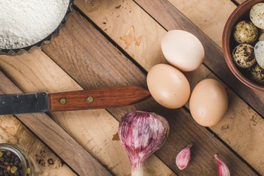 Yumurta, sarımsaklı eldiven ve deniz tuzu.