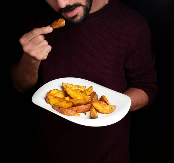 Hemlagade pommes frites med mörk bakgrund — Stockfoto