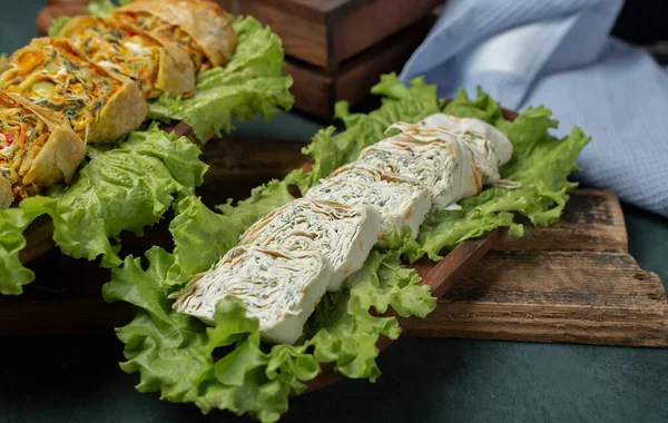 Kawałki sera podawane na liściu sałaty — Zdjęcie stockowe