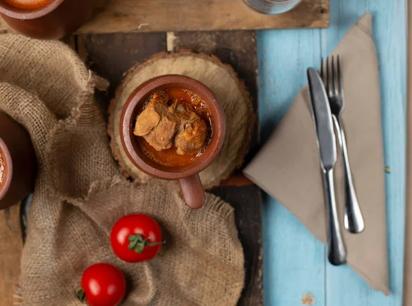 Verse tomaten op een jute, Kaukasische piti potten rond, bovenaanzicht — Stockfoto