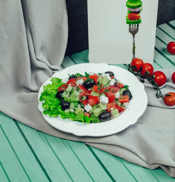 Овочевий салат з подрібненими помідорами та сирними кубиками — стокове фото