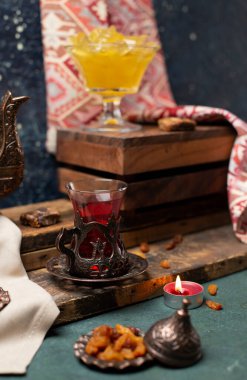 Ahşap arkaplanlı lezzetli çay ve atıştırmalık.