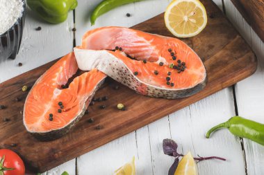 Domates, baharat, yeşil biber ve limonlu balık filetosu.