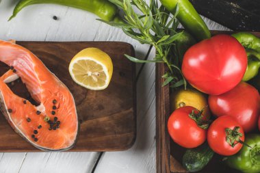 Biberli, limonlu ve domatesli somon balığı filetosu.