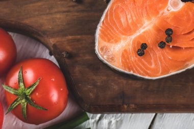 Biber ve domatesli somon balığı filetosu.