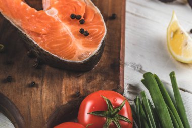 Karabiberli somon filetosu ile domates ve otlar.