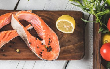 Limonlu iki dilim somon fileto.