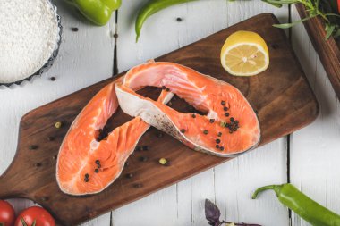 Sebzeli somon filetosu. Tahtada deniz tuzu var.