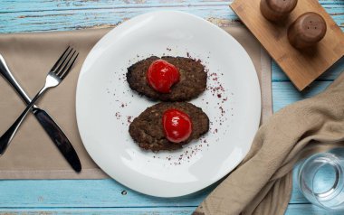 Beyaz tabakta domatesli et pamukları. en üstteki görünüm