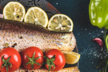 Limonlu ve domatesli balık fileto, pişirmeye hazır.